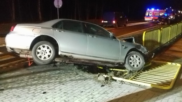 Niedzielny wypadek w Sieroczynie mógł  być groźny dla przechodzących tamtędy pieszych.