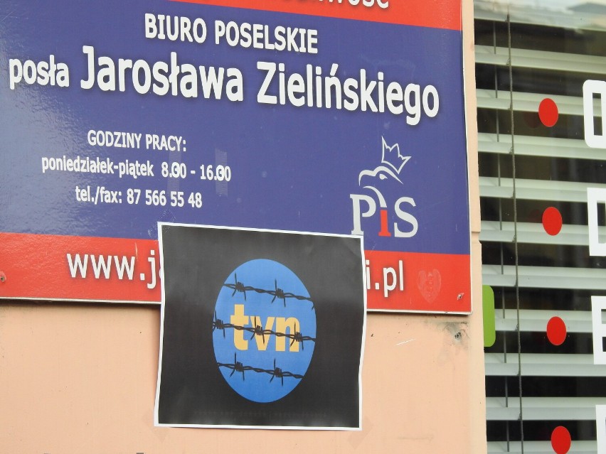 W Suwałkach odbyła się pikieta w sprawie wolnych mediów. Przed biurem posła Jarosława Zielińskiego zebrało się kilkadziesiąt osób [Zdjęcia]