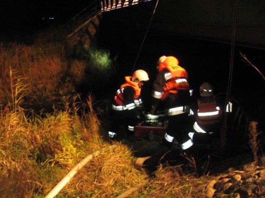 Walczyli z ogniem w tartaku i ratowali człowieka przygniecionego kłodą. I to wszystko musieli robić nocą (zdjęcia)