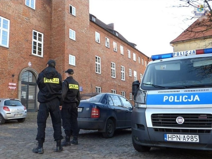 Policjanci z Lęborka sprawdzali sygnał o podłożeniu bomby