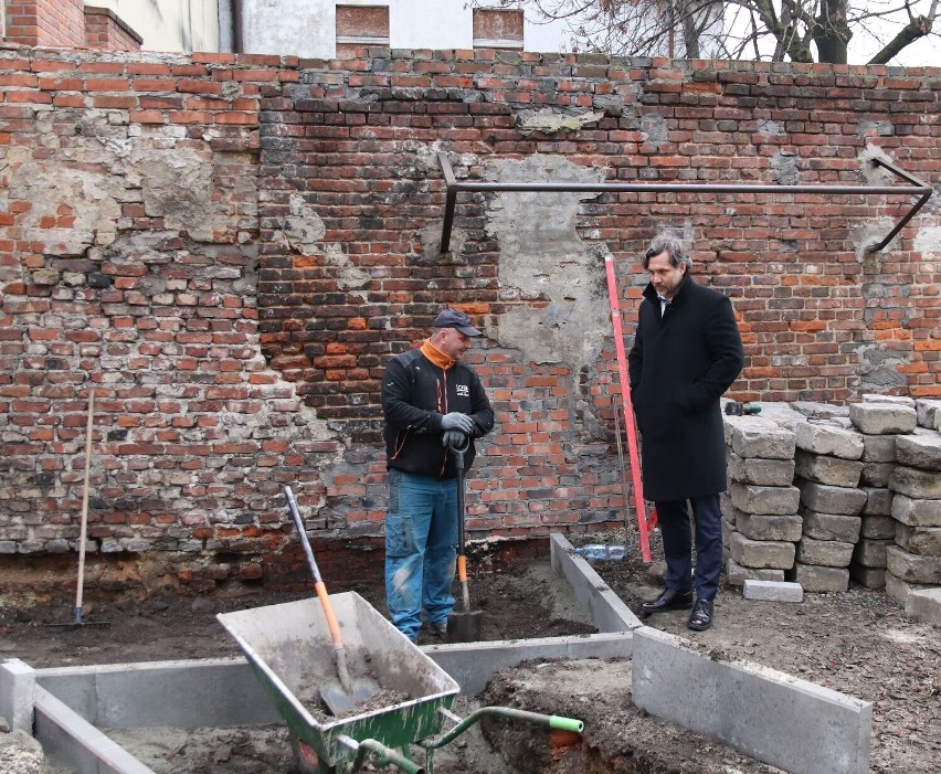 To będzie modelowa rewitalizacja podwórza w Kaliszu. Pomogą uczniowie liceum plastycznego. ZDJĘCIA