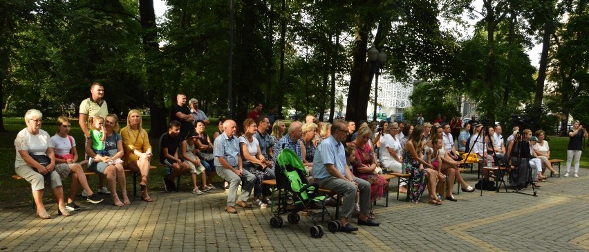 Koncert laureatów konkursu poezji i pieśni patriotycznej w jasielskim parku