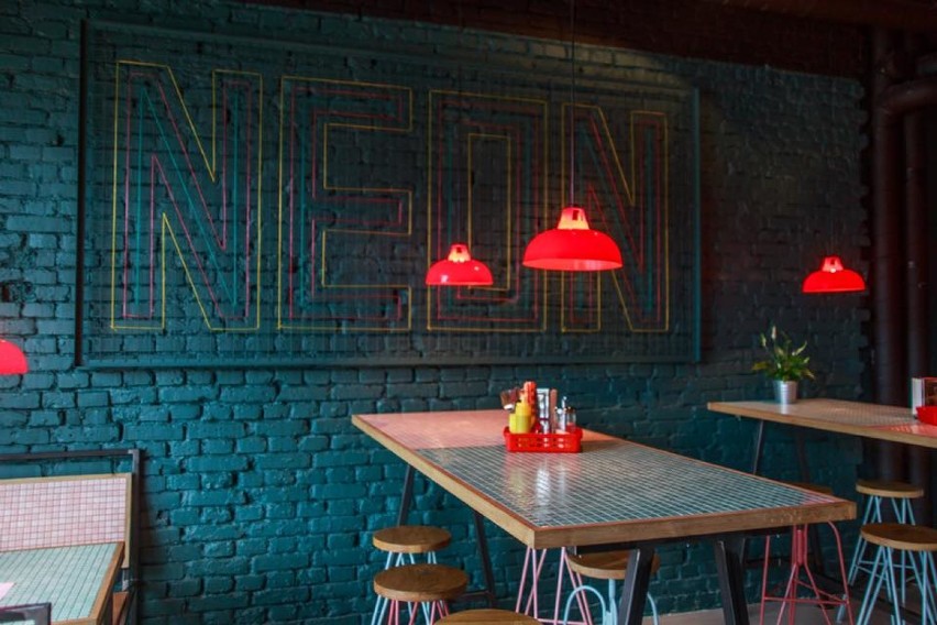 NEON streetfood bar

Lokal znajduje się na ulicy Abrahama...
