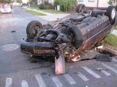 Wypadek na ulicy Fromborskiej. Dachował Opel Omega