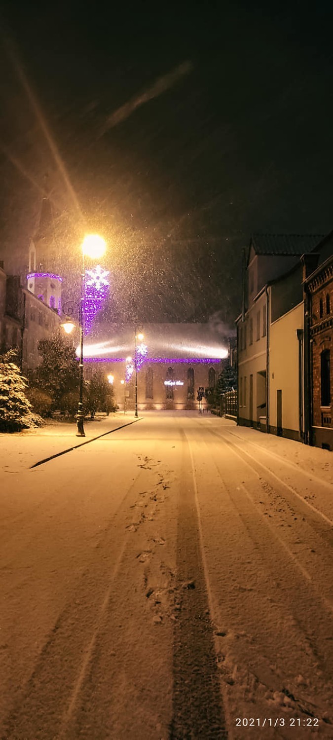 Nowy Staw. Zimowe widoki miasteczka po niedzielnych opadach śniegu