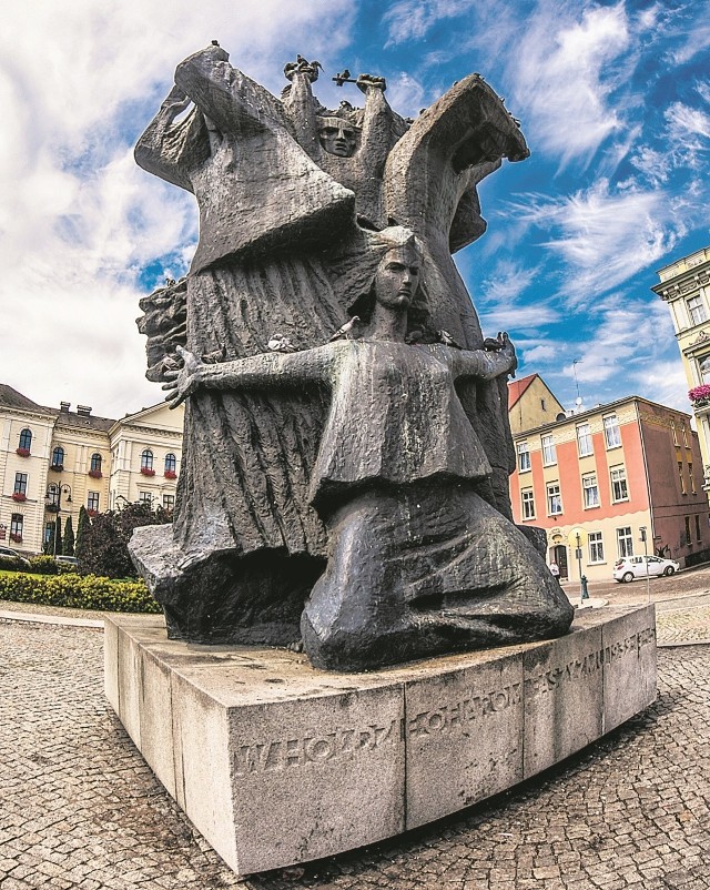 Na przesunięcie monumentu nie zgadzają się bydgoscy radni PiS, wspierani, między innymi przez społeczny komitet obrony pomnika, Klub Gazety Polskiej, środowiska kombatanckie.