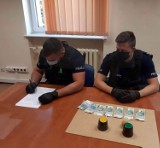 Gra w trzy kubki - nie daj się naciagnąć! Policjanci zatrzymali jednego z oszustów we Władysławowie | NADMORSKA KRONIKA POLICYJNA