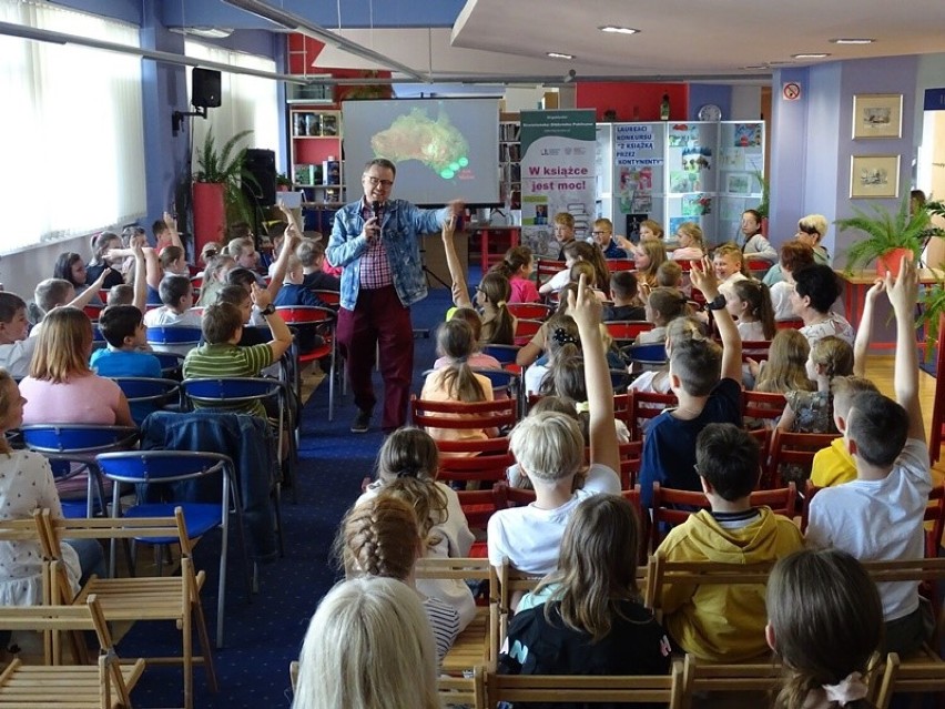 Spotkanie z pisarzem i konkurs plastyczny w Krośnieńskiej Bibliotece Publicznej. VIP-y czytały dzieciom [ZDJĘCIA]