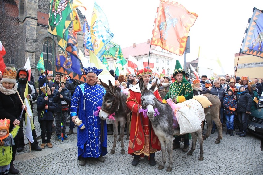 Orszak Trzech Króli w Świdnicy odwołany. Zobacz, jak maszerował ulicami Świdnicy przed rokiem (ZDJĘCIA)