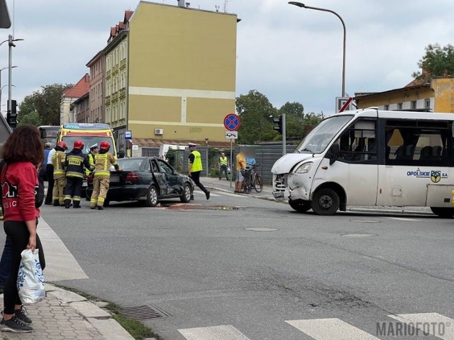 Zderzenie samochodu osobowego z autobusem w Opolu.