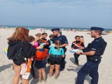 Policyjna Wakacyjna Akcja "Plaża": mundurowi z puckiej komendy na plaży w Juracie | ZDJĘCIA, NADMORSKA KRONIKA POLICYJNA