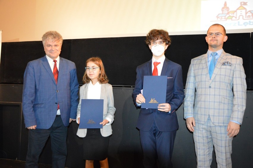 Lębork. Z okazji Dnia Edukacji Narodowej burmistrz nagrodził uczniów, dyrektorów i nauczycieli