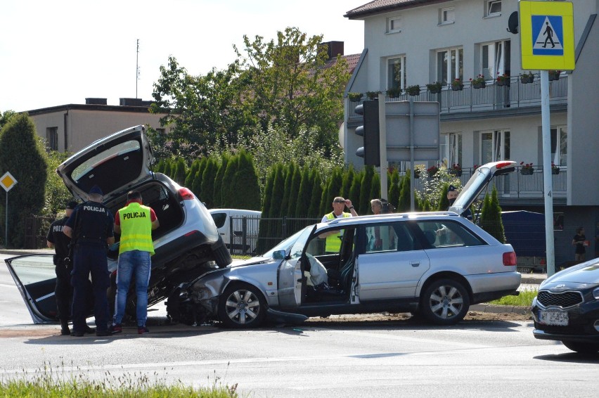 Zderzenie samochodu osobowego i policyjnego radiowozu w Ostrowcu! Dwóch policjantów rannych