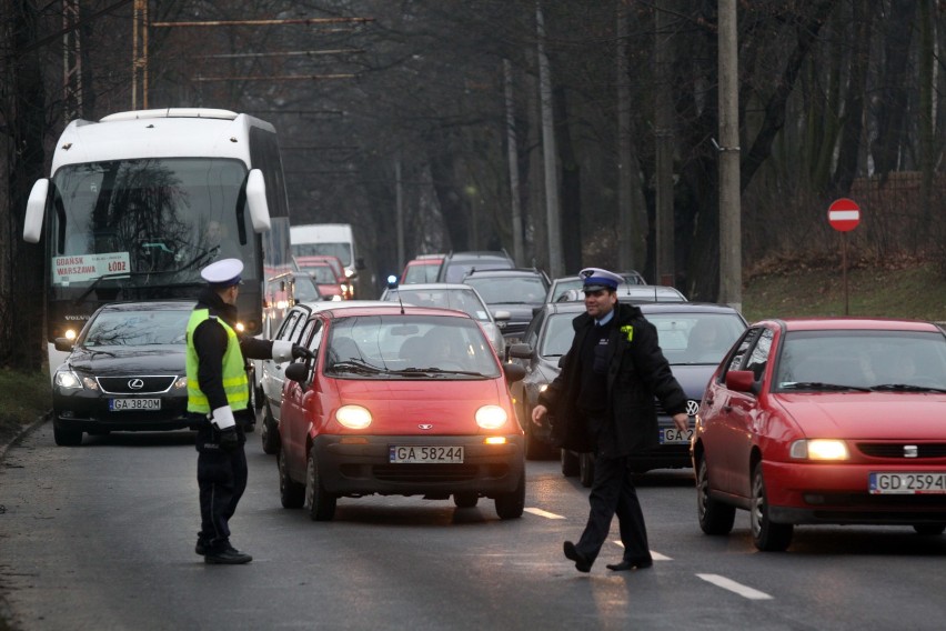 Gdynia. Flesz z przeszłości. 4.12.2009. Autobus wypadł z alei Zwycięstwa. Potężne korki w Orłowie