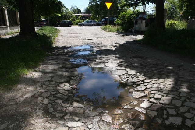 Tak wygląda ulica Mleczna, położona kilkaset metrów od ulicy Sienkiewicza w Kielcach. Ma asfalt, ale tylko na fragmencie, do ulicy Owsianej  a dalej do Mielczarskiego leży stary bruk.