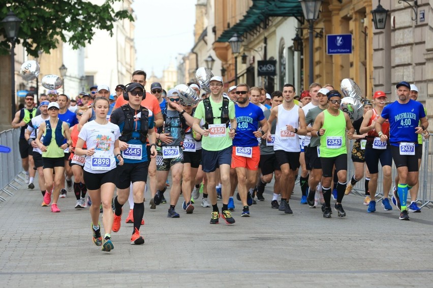 Biegacze na trasie 21. Cracovia Maratonu w niedzielę 14...