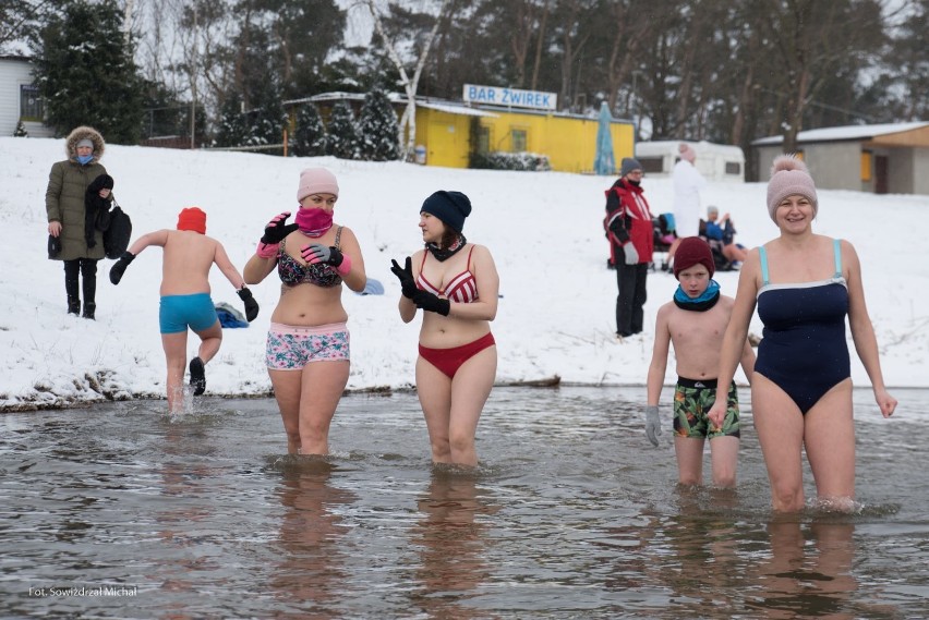 Morsy z klubu Dębowa. Odważne i wysportowane kobiety kochają zimne kąpiele w jeziorze! 