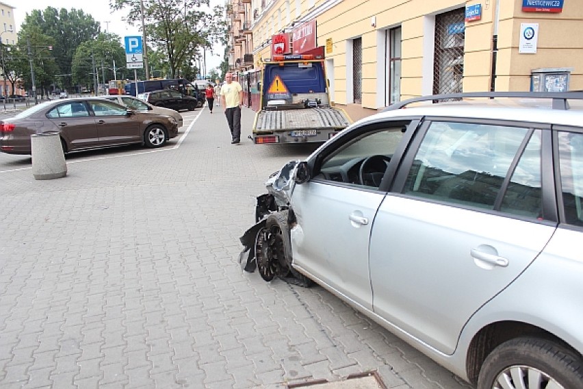 Wypadek na Niemcewicza. Jedna osoba ranna [zdjęcia]