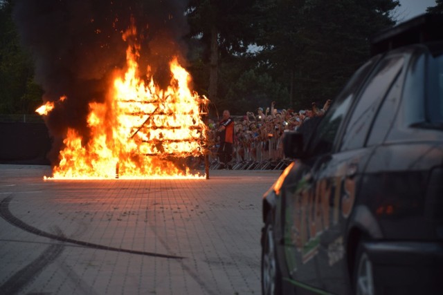 Pokaz kaskaderski w Białymstoku. Był ogień, dachujące samochody i palenie gumy