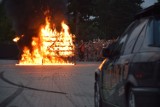 Kaskaderzy w Białymstoku. Była jazda przez ogień, dachujące samochody i palenie gumy [FOTO, WIDEO]