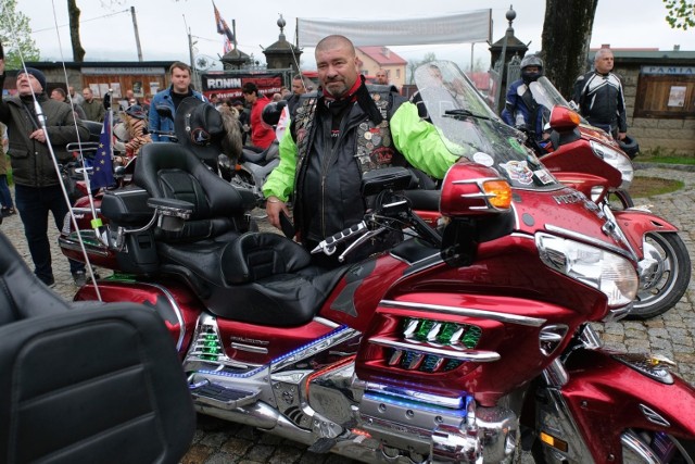 W niedzielę 28 kwietnia w Sanktuarium Męki Pańskiej i Matki Bożej w Kalwarii Pacławskiej koło Przemyśla, odbyło się podkarpackie rozpoczęcie sezonu motocyklowego 2019. Miłośnicy jednośladów wzięli udział w mszy św., a ojcowie Franciszkanie poświęcili ich maszyny. Chętni mogli oddać krew dla dzieci w mobilnym punkcie poboru krwi.

Zobacz także: Nowe autobusy w Rzeszowie będą jeździć na gaz ziemny
