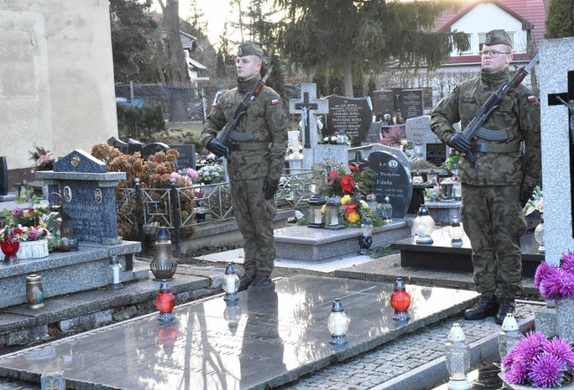 Wartę honorową przy pomniku nagrobnym generała Stanisława Taczaka wystawili żołnierze 22 Bazy Lotnictwa Taktycznego.