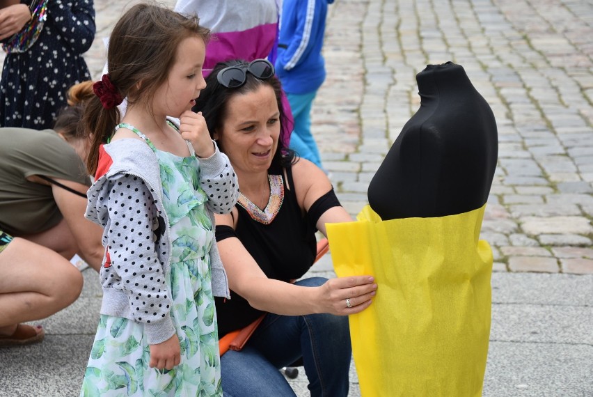 Dziecięce czwartki w Kaliszu wróciły. Kreatywne zajęcia dla dzieci na Głównym Rynku. ZDJĘCIA