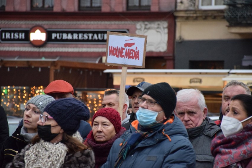 Mieszkańcy Ostrowa Wielkopolskiego protestujący przeciwko przyjętej ustawie LEX TVN.