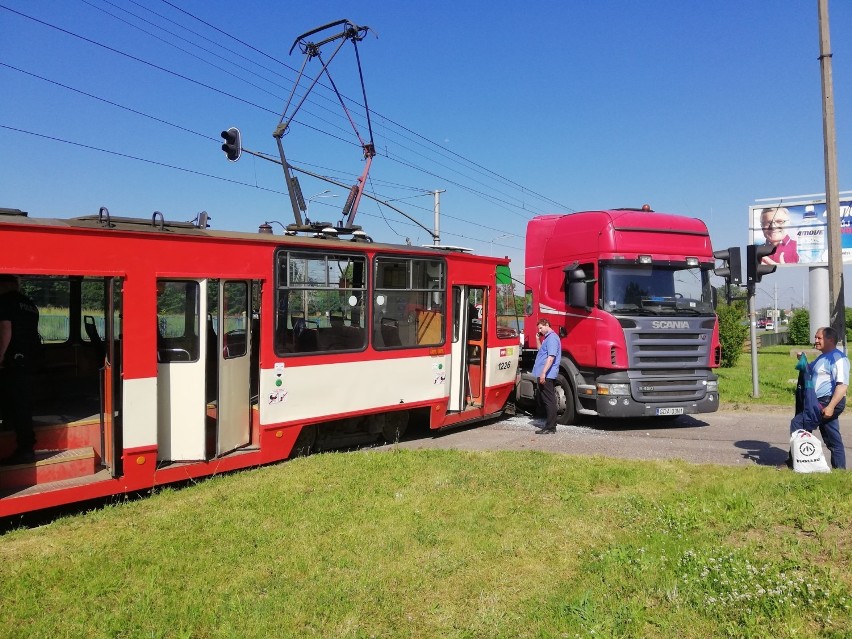 Zderzenie ciężarówki z tramwajem na ul. Jana z Kolna w...