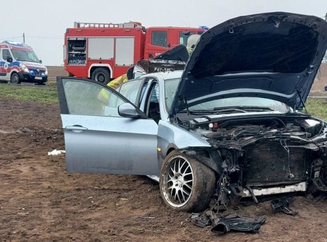 - Dwie osoby poszkodowane zostały przetransportowane do szpitala przez Zespoły Pogotowia Ratunkowego. Przyczyny zdarzenia bada policja - relacjonują strażacy z OSP Chełmce