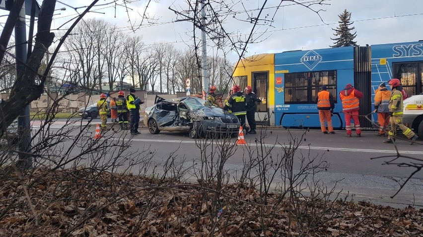 Wypadek na Zgierskiej w Łodzi. Samochód zderzył się z tramwajem ZDJĘCIA