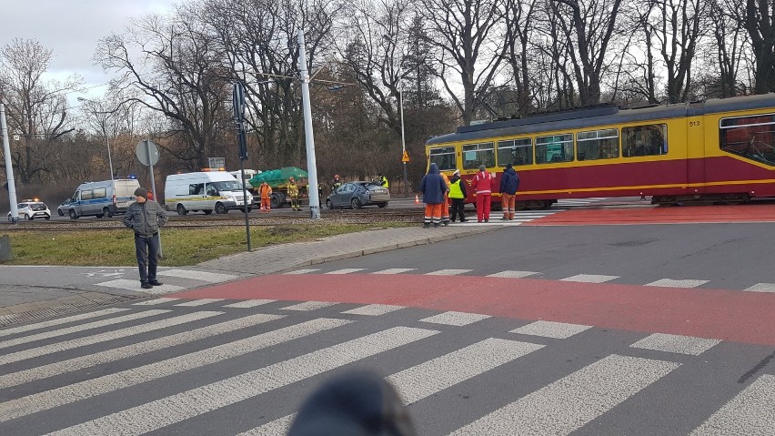 Wypadek na Zgierskiej w Łodzi. Samochód zderzył się z tramwajem ZDJĘCIA