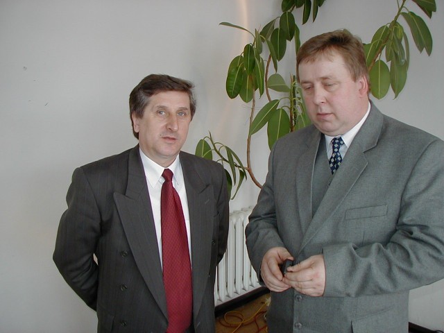 Sekretarz miasta Kazimierz Kożuchowski i przewodniczący Rady Miejskiej Zdzisław Wojciechowski