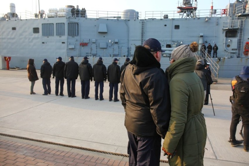 ORP Kościuszko opuścił port w Gdyni [ZDJĘCIA, WIDEO] Popłynął na manewry morskie