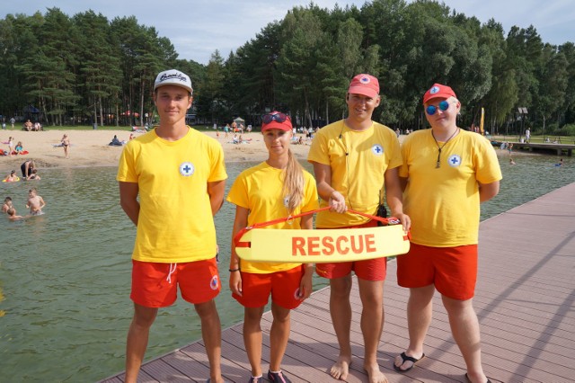 Czterech ratowników z pomocą pielęgniarki i ratownika medycznego oraz Mirosława Pietrzykowskiego przystąpiło do ratowania życia kobiety.