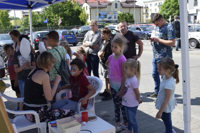 Galeria Dekada również przygotowała atrakcje dla najmłodszych skierniewiczan. Na parkingu przed galerią wystawiono dmuchany zamek ze zjeżdżalnią, było malowanie twarzy, cukrowa wata itp.