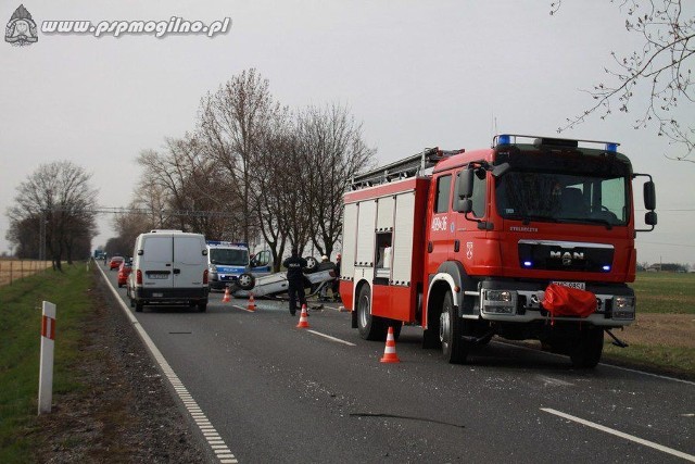 O godzinie 914 Stanowisko Kierowania Komendanta Powiatowego Państwowej Straży Pożarnej w Mogilnie otrzymało zgłoszenie o zdarzeniu drogowym w pobliżu miejscowości Markowice - na drodze krajowej nr 15 (DK 15)/nr 25 (DK 25).


Fot.PSP Mogilno