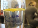 Radni w Opolu namawiają do picia kranówki, ale dla nich woda jest specjalnie przywożona