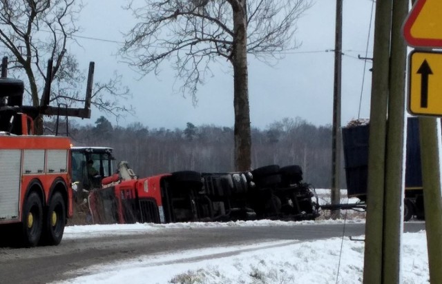 Wypadek ciężarówki w Brzezinkach