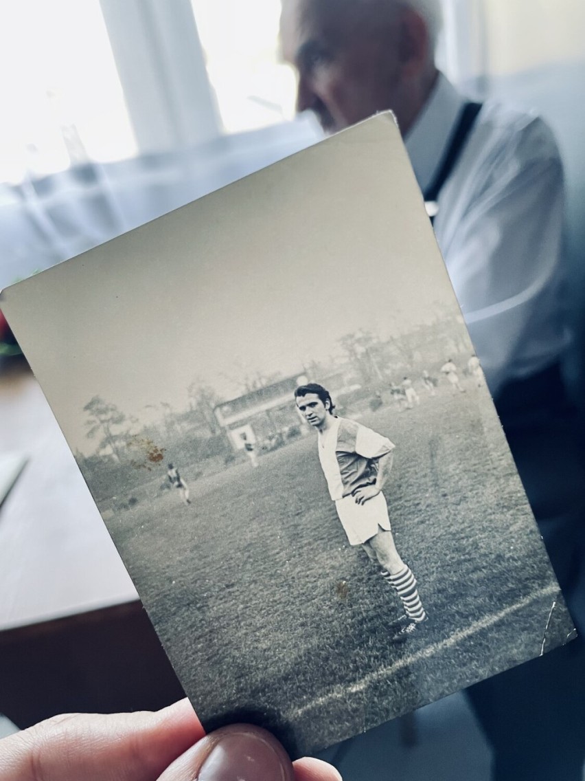 Górnik Piaski: od 70 lat przychodzi na mecze swojego klubu, mimo że ich już… nie widzi. Niezwykła historia Aleksandra Pietrzykowskiego