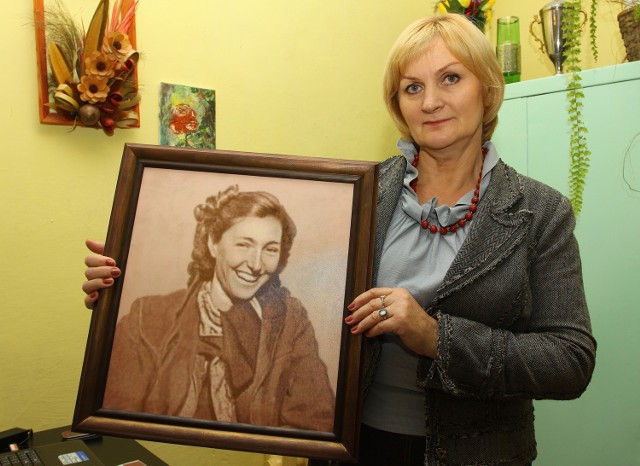 Teresa Janocha z portretem Krystyny Skarbek, który będzie przypominał uczniom o dawnej mieszkance dworku w Trzepnicy, gdzie dziś mieści się podstawówka