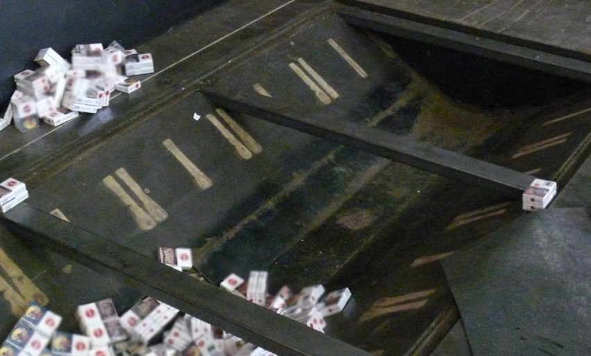 Tysiące paczek papierosów pod podłogą ciężarówki. Niezawodny okazał się rentgen  