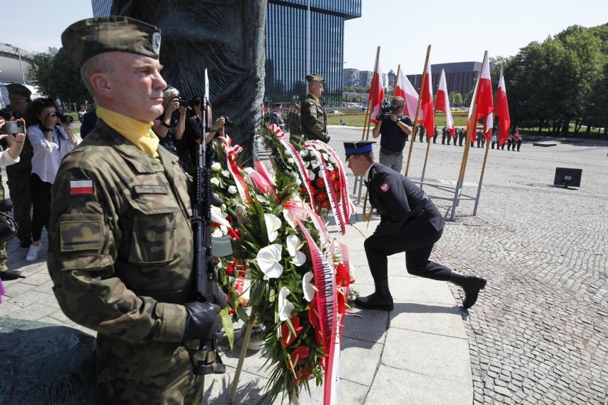 Zobacz kolejne zdjęcia. Przesuwaj zdjęcia w prawo - naciśnij...