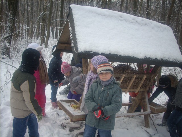Dzieci przy nowym paśniku dla saren w Radzionkowie