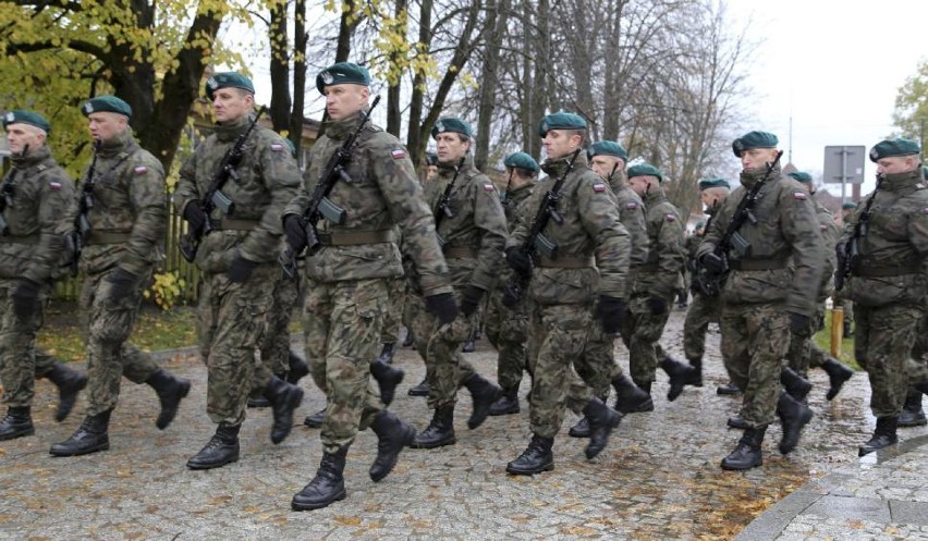 Do stawienia się na kwalifikacji wojskowej zobowiązani będą:...