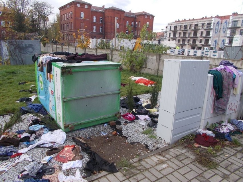 Kontenery na odzież w Legnicy są systematycznie dewastowane i okradane! Straż miejska w Legnicy alarmuje [ZDJĘCIA]