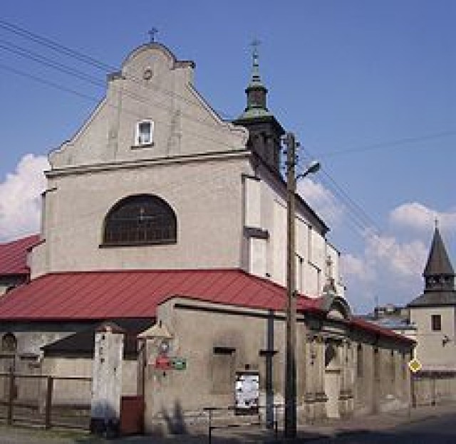 Uczestnicy spaceru zwiedzą kościół św. Jacka i Doroty