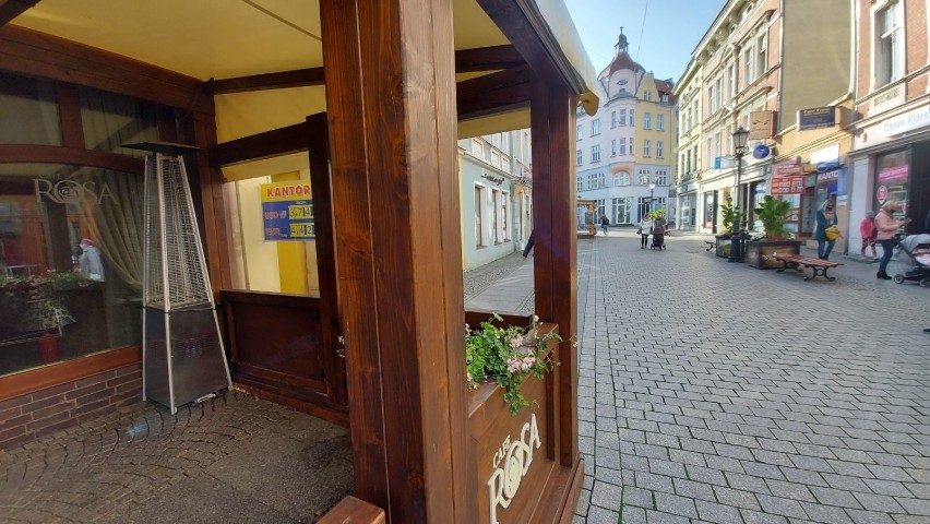 Pozamykane restauracje, bary, muzea, teatr, biura podróży......