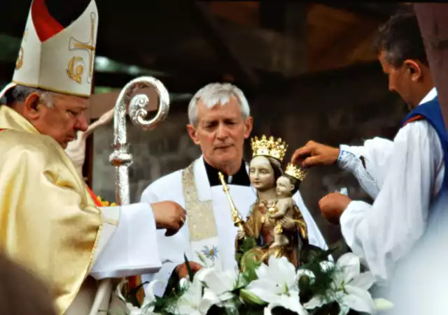 W nocy z 23 na 24 kwietnia 2002 r. dokonano kradzieży insygniów z figury Matki Boskiej Sianowskiej i Dzieciątka Jezus oraz wotów. Rekoronacja odbyła się 21 lipca 2002 r.
