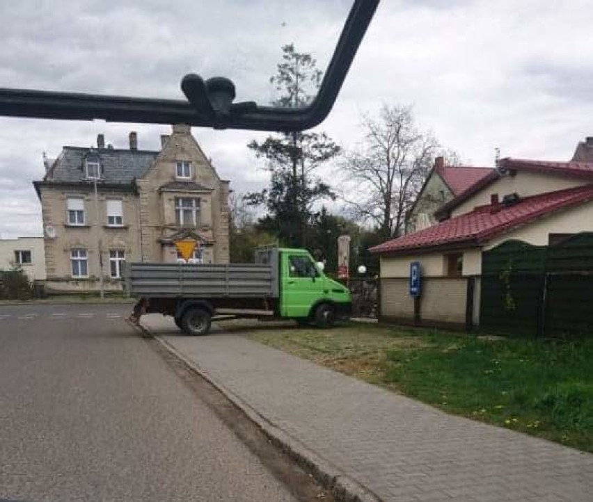 Mistrzowie Złego Parkowania są również w Zbąszyniu. Parkują swoje auta na chodnikach i przejściach dla pieszych!